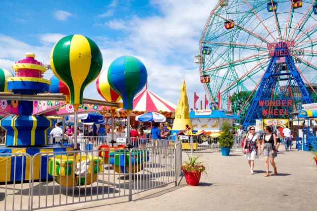 Lunapark Władysławowo atrakcje, które zachwycą całą rodzinę Lunapark Władysławowo atrakcje, które zachwycą całą rodzinę