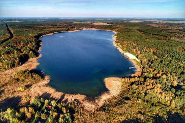 Jezioro Głębokie Lubuskie – atrakcje, problemy z wodą i rekreacja Jezioro Głębokie Lubuskie – atrakcje, problemy z wodą i rekreacja