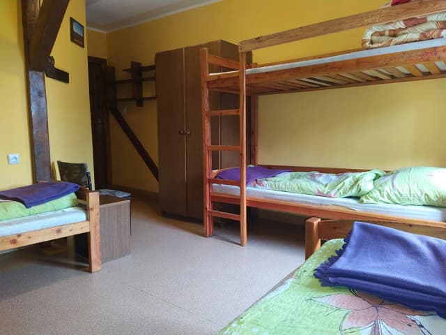 Ile kosztuje nocleg w schronisku? Ceny, zniżki i porady na wyjazd Ile kosztuje nocleg w schronisku? Ceny, zniżki i porady na wyjazd