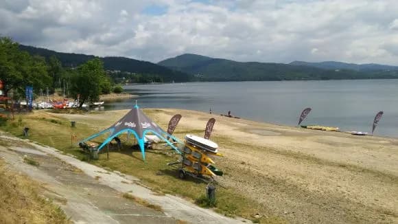 Plaża Jezioro Żywieckie – idealne miejsce na relaks i zabawę z rodziną Plaża Jezioro Żywieckie – idealne miejsce na relaks i zabawę z rodziną